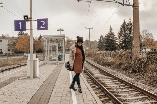 In viaggio col pancione: outfit comodi e tessuti leggeri