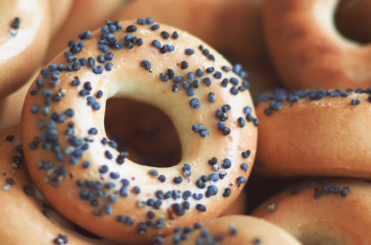 Donuts al cioccolato e burro d’arachidi e ciambelline al pistacchio