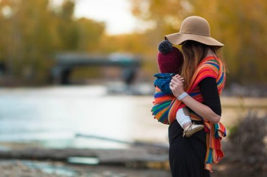 Il Babywearing ed i suoi benefici, come scegliere il supporto adatto